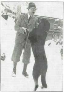 1935 年 XNUMX 月，希特勒和他的狗 Muck 玩耍